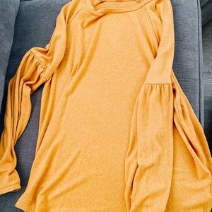 Flowy shirt with puffed sleeves